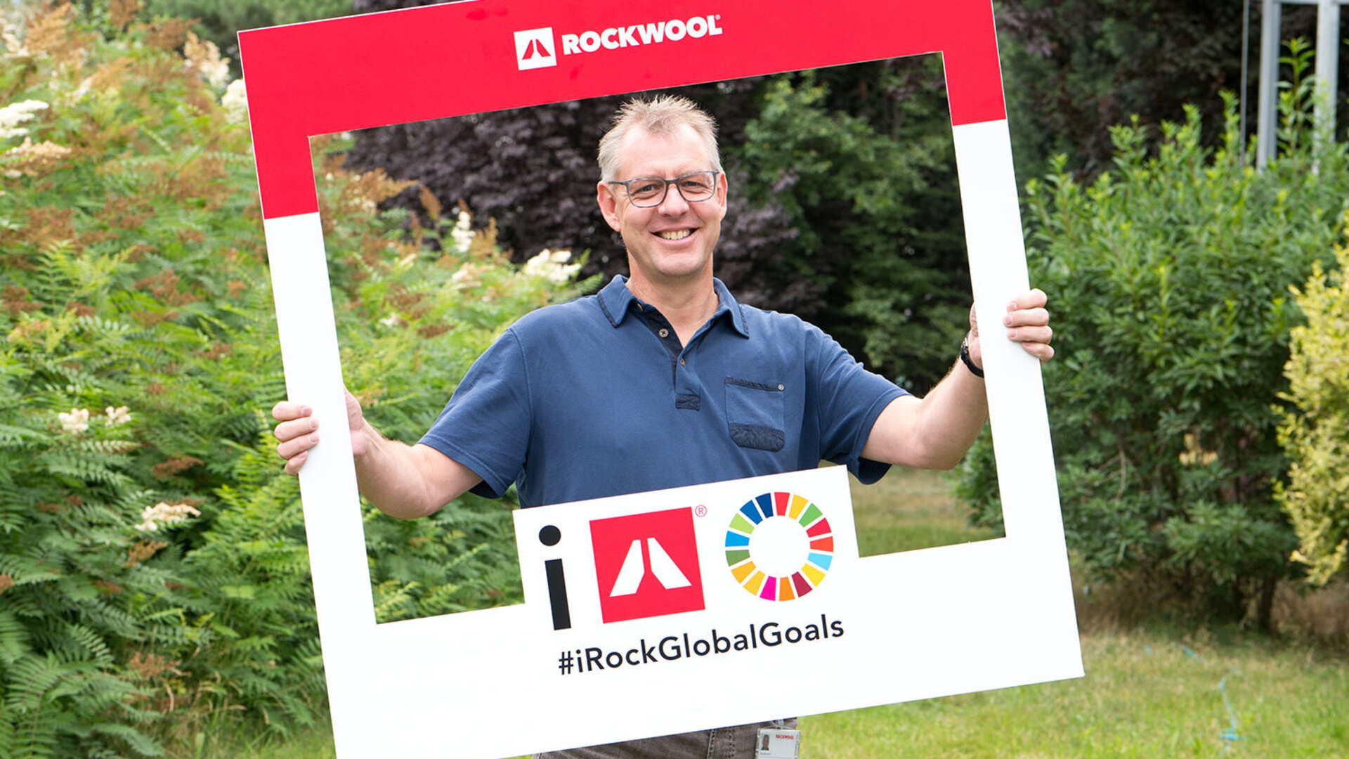 An employee promoting the #iRockGlobalGoals campaign. Keywords: Sustainable Development Goals, SGDs, Global Goals, Sustainability, Employees, Employee